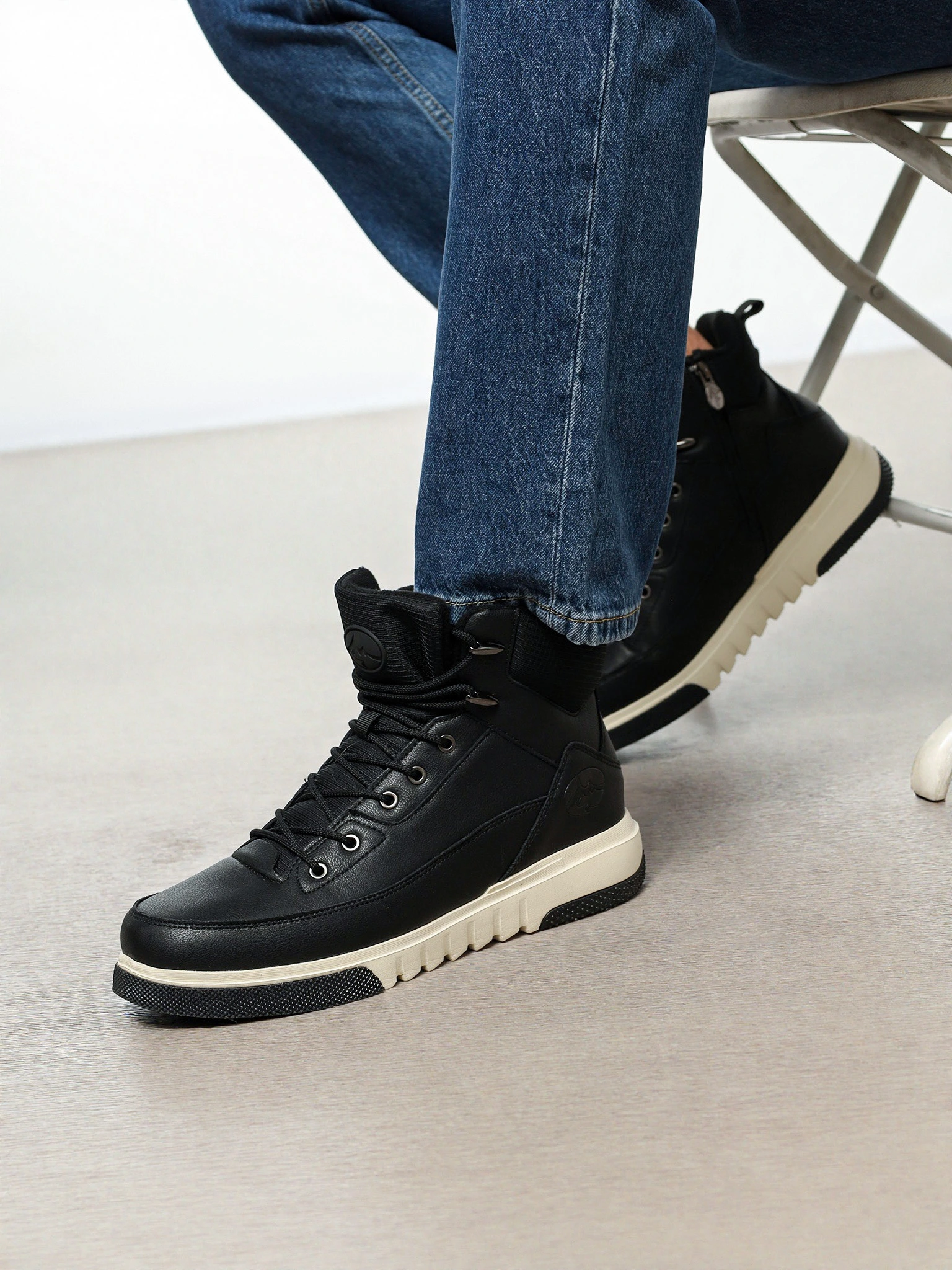 Ботинки комбинированные черного цвета на контрастной средней подошве